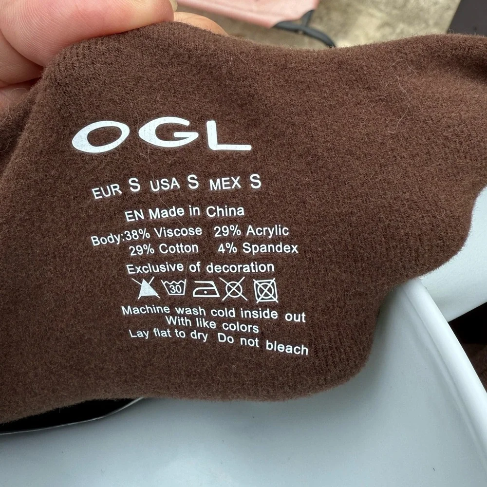 OGL Elegant Brown Long Sleeve Top Mid Thermal
Boatneck Tucks Brami Top 
SZ Small - Picture 8 of 9